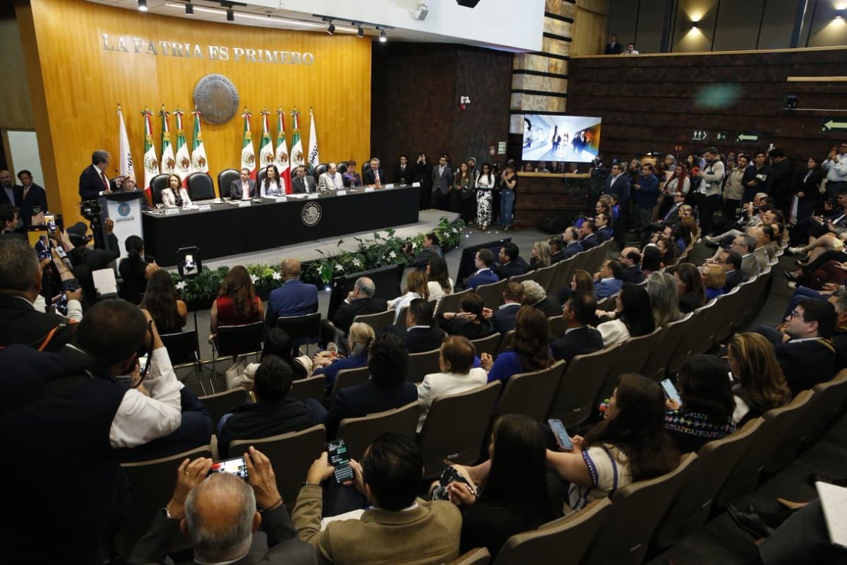LupitaMurguiaG's tweet photo. Acompañé a la Presidenta de la Mesa Directiva de la Cámara de Diputados, @kenialopezr, en la presentación de su Informe. Un ejercicio de rendición de cuentas que refleja el compromiso de seguir trabajando desde el Congreso por las familias y por un México con más oportunidades. ¡Felicidades por el trabajo realizado!