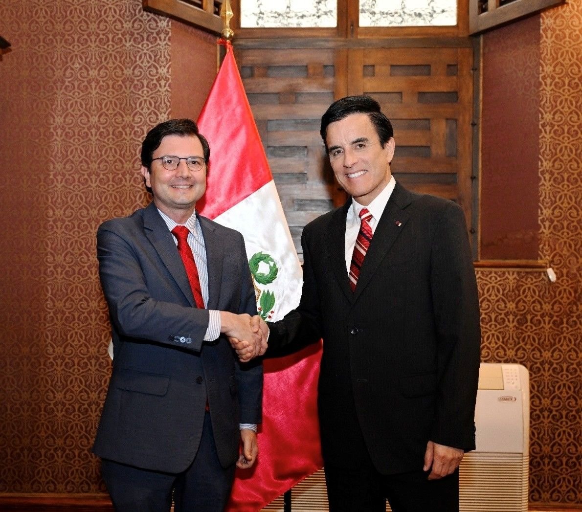 AgendaCAF's tweet photo. 🇵🇪 @GianpLeonc1, vicepresidente ejecutivo de CAF, y Santiago @Rojasarroyo, gerente regional para el Sur Andino y representante de CAF en Perú, adelantaron una agenda de trabajo con el Gobierno peruano, que incluyó reuniones con el presidente del Consejo de Ministros, Luis Galarreta; el canciller @CancilleriaPeru Carlos Espá; y el ministro de Economía y Finanzas @MEF_Peru, Elmer Cuba.

CAF trabajará junto al Gobierno peruano en un programa que responda a sus principales prioridades, entre ellas la seguridad y la preparación frente al Fenómeno de El Niño, así como en proyectos estratégicos de agua y saneamiento, salud, agroindustria y turismo.

CAF continuará impulsando una mayor articulación regional, con especial énfasis en la Comunidad Andina y la Alianza del Pacífico, como espacios para fortalecer la cooperación y la integración.