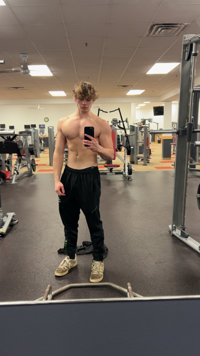 StorywithRich's tweet photo. these abs are crazy flexed after the gym https://t.co/Qocz2990zj