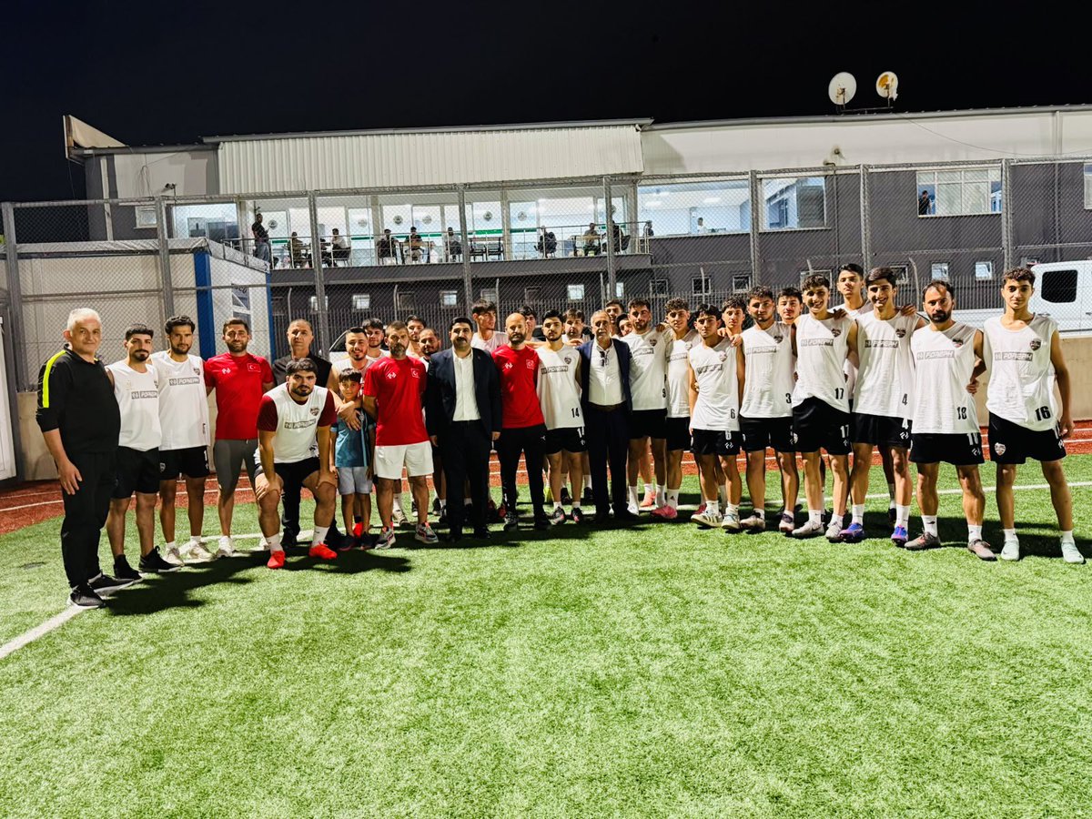 EYLDRM41's tweet photo. Bugün Dilovası’nda faaliyet gösteren Ova Gücü Spor Kulübümüzün yeni sezon ilk antrenmanına ekip arkadaşlarımızla birlikte katılım sağladık.

Genç sporcu kardeşlerimize yeni sezonda başarılar diledik. Geçmişte olduğu gibi bundan sonra da her zaman yanlarında olacağımızın sözünü verdik. 

Allah birlik ve beraberliğimizi daim etsin. Gençlerimiz geleceğimizin teminatıdır.

Gelecek için hep birlikte başaracağız !
