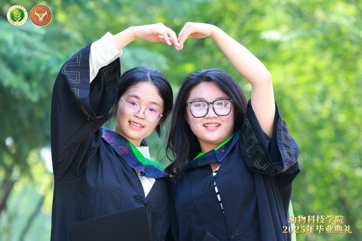 __ounces_'s tweet photo. [Grad mode: ACTIVATED  Walked across the stage today, hugged my favorite people, and left with a head full of dreams u0026 a heart full of memories. On to the next chapter! ] https://t.co/6VVhK6Y4G8