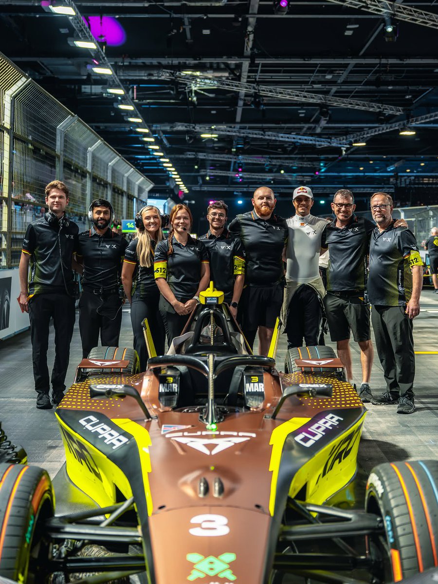 JMMarti_oficial's tweet photo. Rookie of the year!!🤩
Gracias @KiroRaceCo por hacerme sentir en casa, al team #3 por darlo todo cada fin de semana, os quiero chicos❤️
Contento de haber compartido garaje con @DanTicktum! Eres una gran persona!!
Felicidades @PWehrlein @JakeDennis19 @mitchevans_ por el top 3! https://t.co/PvCmKdVOrf