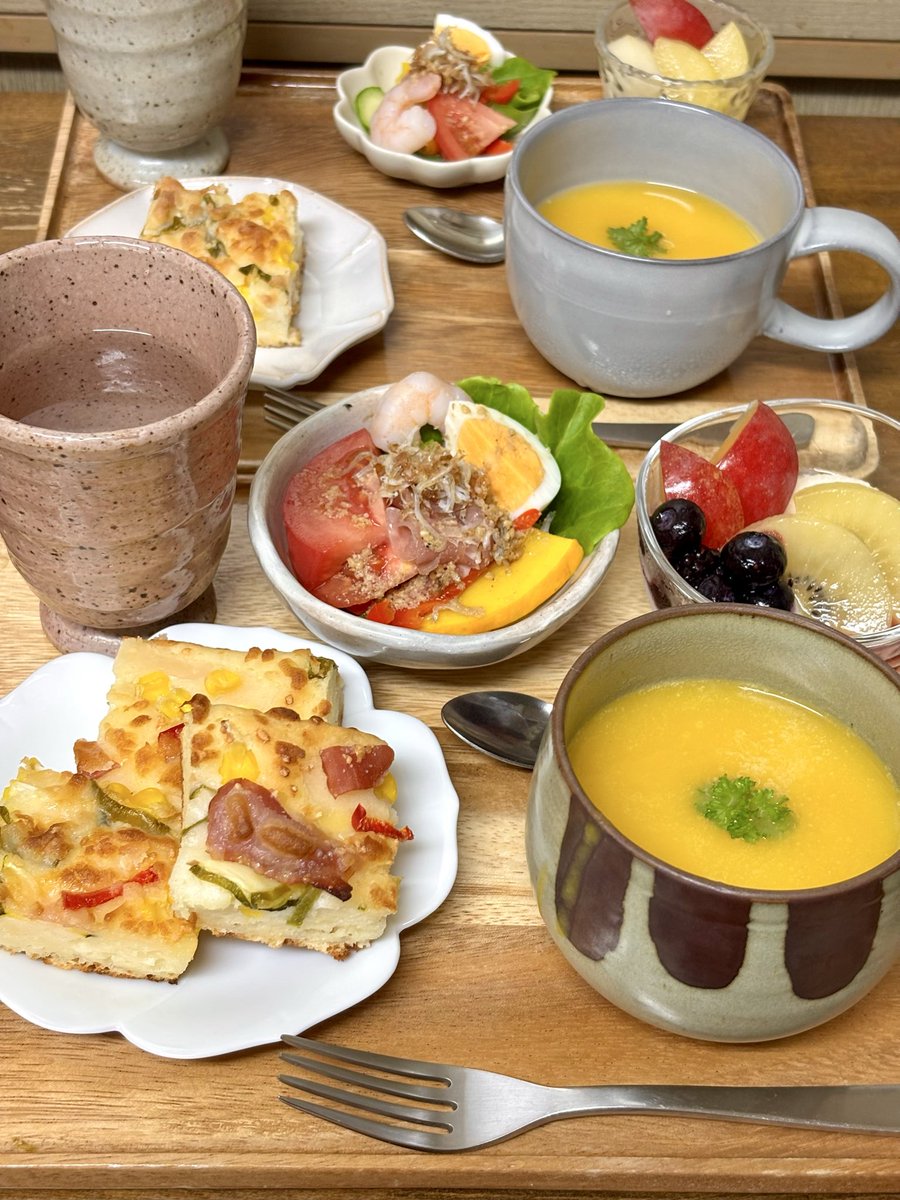 8ZrnkSiFCM60811's tweet photo. 朝ごはん

米粉チーズパン　冷凍ストック

バターナッツかぼちゃスープ

シラスおかかふりかけサラダ🥗

早く出かけなきゃで
あるもの温めて並べたよ
お気に入りの食器にのせると
美味しそうに見える
食器ってすごい👍

行ってきまーす✨😊 https://t.co/Hdh9hLTPii