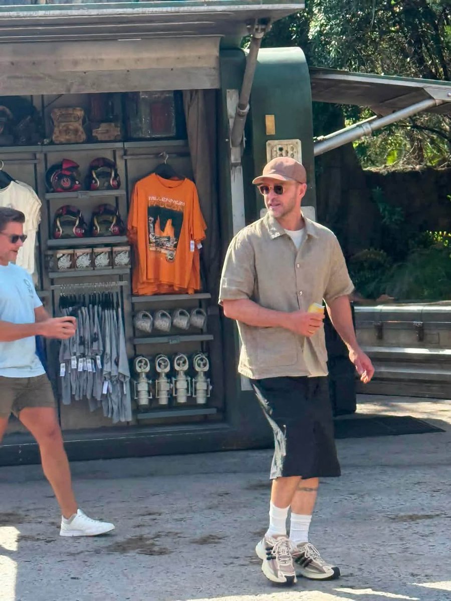 TimberBielPics's tweet photo. Justin, Jessica and Silas in Disney World https://t.co/4ph9WfGd4t