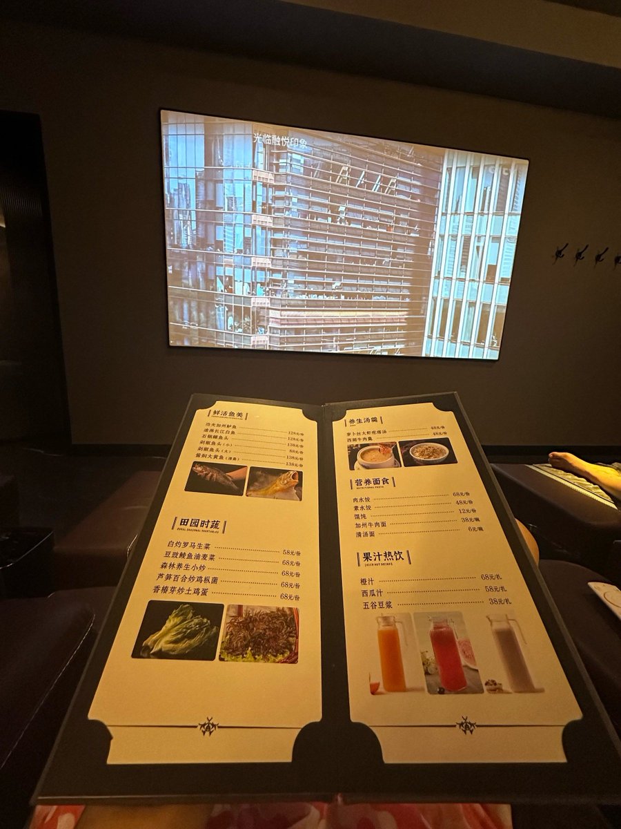qqw5y's tweet photo. 今晚和爸妈窝在沙发上，吃着刚出锅的糖炒栗子，看他们追老剧，突然觉得，普通的周末就是最好的礼物啦，温馨到忍不住嘴角上扬 https://t.co/uKZC1CLuWw
