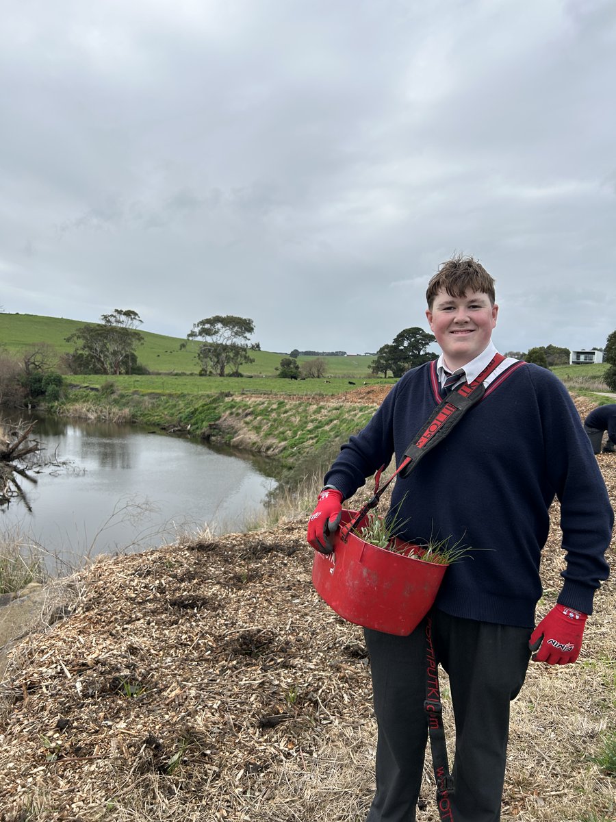 GHCMA's tweet photo. There was some very merry planting last week thanks to Yr 11 outdoor ed students from Emmanuel College Warrnambool.
Over 3 days, students planted out 900 native tree and grass species on the the Merri and Hopkins Rivers, revegetating riverbanks 
#PlatyPatch  #DCCEEW https://t.co/9x8RNCAWlf