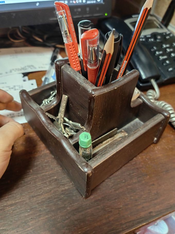 KalbfussSonia's tweet photo. Turn an old mason jar into a stylish desk organizer in 5 mins—no fancy tools needed! Great upcycle hack for small spaces. https://t.co/qUbyXMQIBa