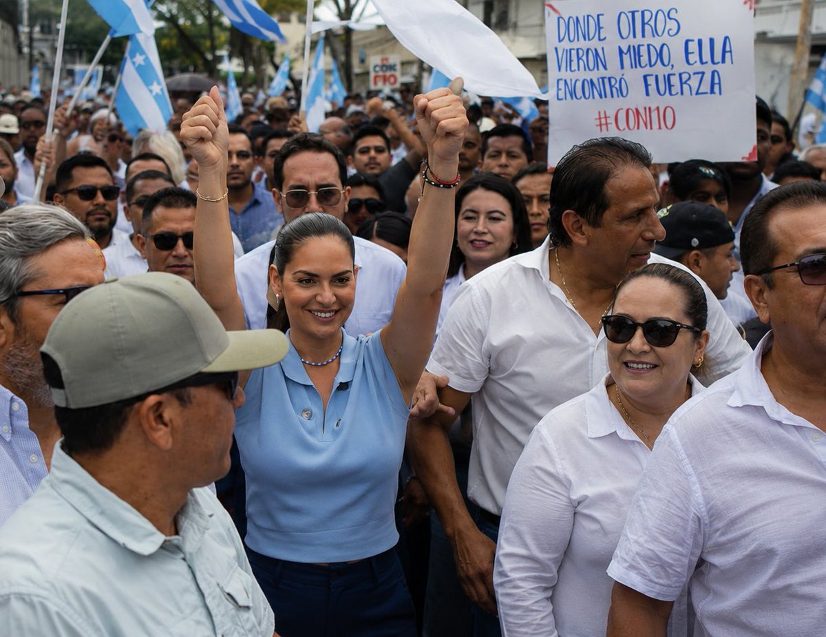 FioYcaza's tweet photo. Ayer fue un día que quedará en el corazón. 💙🤍
Gracias a cada persona que nos acompañó, que caminó a nuestro lado y que nos recordó que cuando Guayaquil se une, no hay desafío que nos detenga.
Seguimos adelante, con esperanza, firmeza y las mismas ganas de trabajar por nuestra ciudad.
#YoConFio #BienParadoGuayaquil