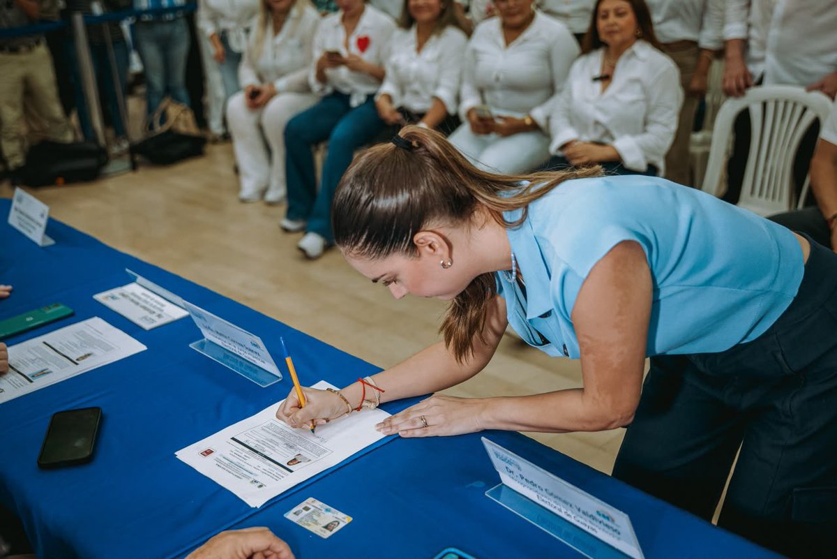 FioYcaza's tweet photo. Ayer fue un día que quedará en el corazón. 💙🤍
Gracias a cada persona que nos acompañó, que caminó a nuestro lado y que nos recordó que cuando Guayaquil se une, no hay desafío que nos detenga.
Seguimos adelante, con esperanza, firmeza y las mismas ganas de trabajar por nuestra ciudad.
#YoConFio #BienParadoGuayaquil