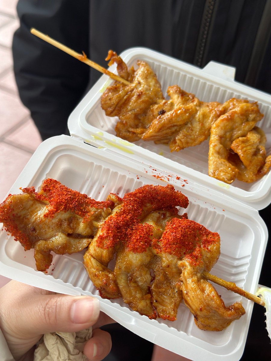 FerndownFab's tweet photo. Crunchy fried meat skewers with hot chili flakes, perfect street snacks on a cool night ， https://t.co/xRgM9FzAqM