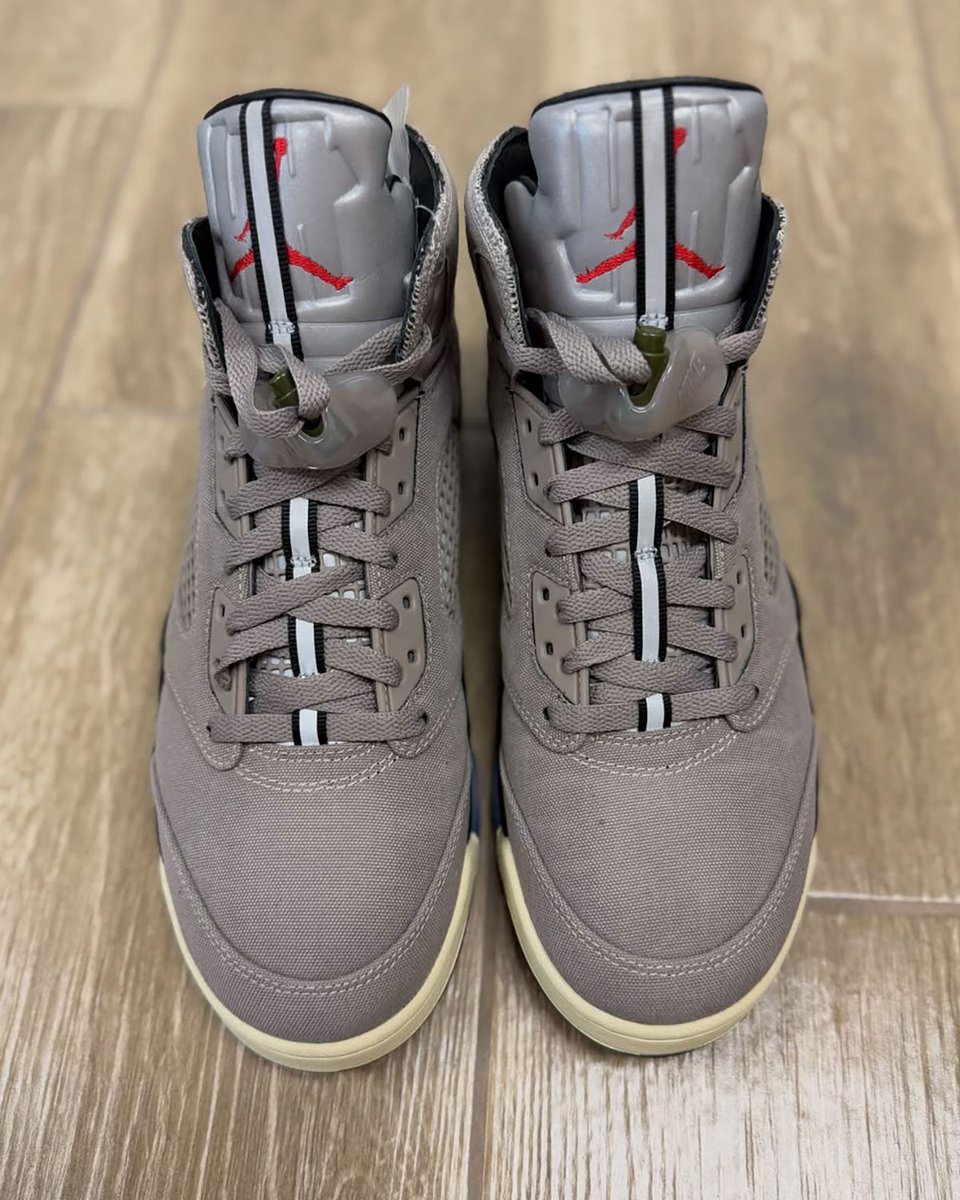 SneakerNews's tweet photo. FIRST LOOK: UNDEFEATED x AIR JORDAN 5 "MOON FOSSIL"

Dropping Spring 2027 >> https://t.co/O6QRi2PGU3 https://t.co/kiixSpVPbG