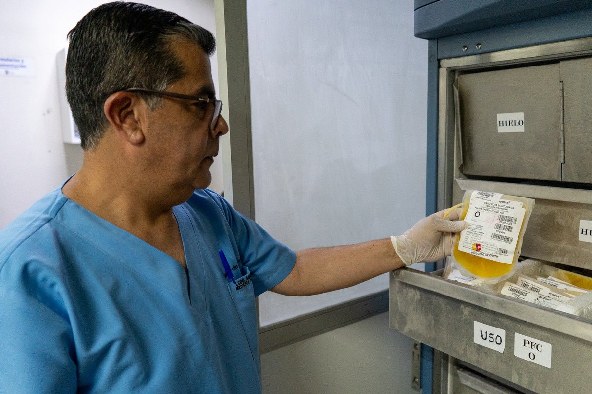 HGIsidroAyora's tweet photo. Hay vocaciones que sostienen la vida, como la de Merwin Novoa. En 15 años en el Hospital Gineco Obstétrico Isidro Ayora fue fundador de Medicina Transfusional. Su labor en turnos de 12 horas garantiza sangre para madres y bebés. ¡Gracias por tu entrega, Personaje de la Semana! https://t.co/Pf33l2zzmE