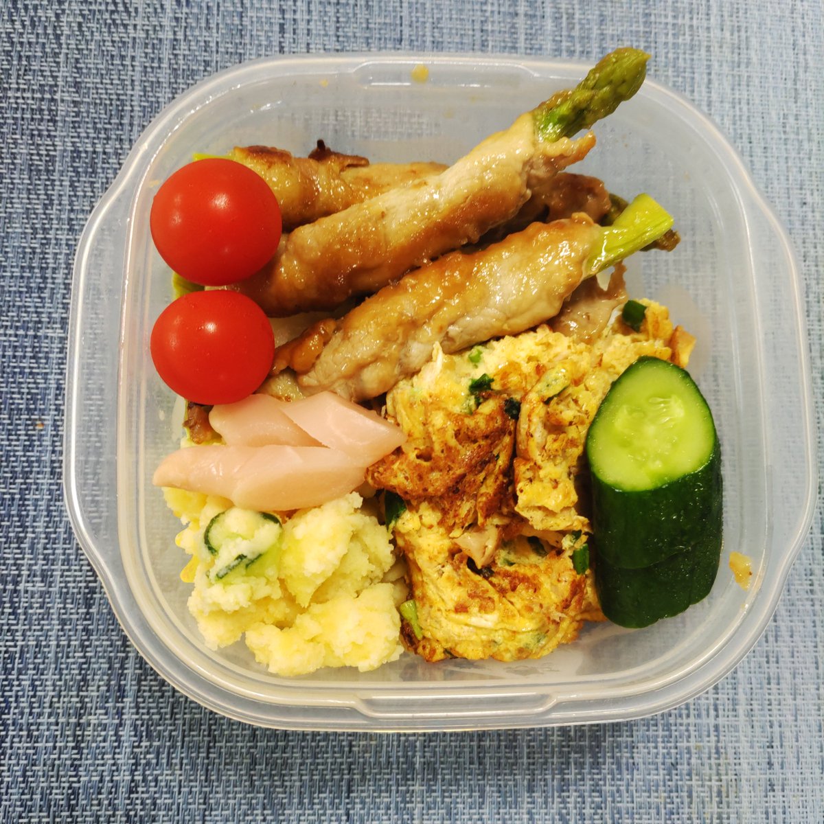 mayu2wind's tweet photo. 今日のお弁当は、アスパラの肉巻き、ツナ入り卵焼き、ポテトサラダ、ミニトマト、胡瓜の糠漬け、岩下の新生姜、梅干し、白米。 https://t.co/T8Y4B9bNIW