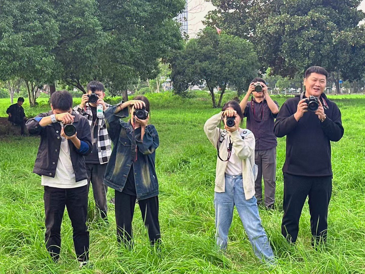 Gabriel44171198's tweet photo. Hey everyone! Our campus photography club is hosting a 2-hour street photo walk this Saturday at 9 AM by the school gate—bring your camera (or phone!) and capture the city’s hidden gems, then join our post-shoot snack chat. Sign up via the link in bio now, spots are limited!， https://t.co/gwa1gN9Xvp
