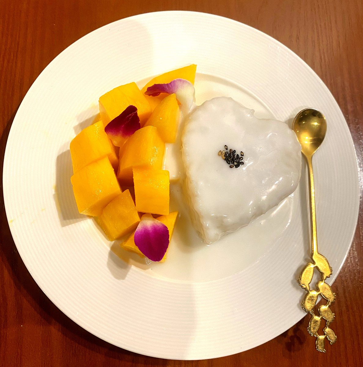 FAfriyedi's tweet photo. Just grabbed warm mango sticky rice from the street stall—sweet, creamy, and perfect for this rainy afternoon. ， https://t.co/pUQgkm2TVc