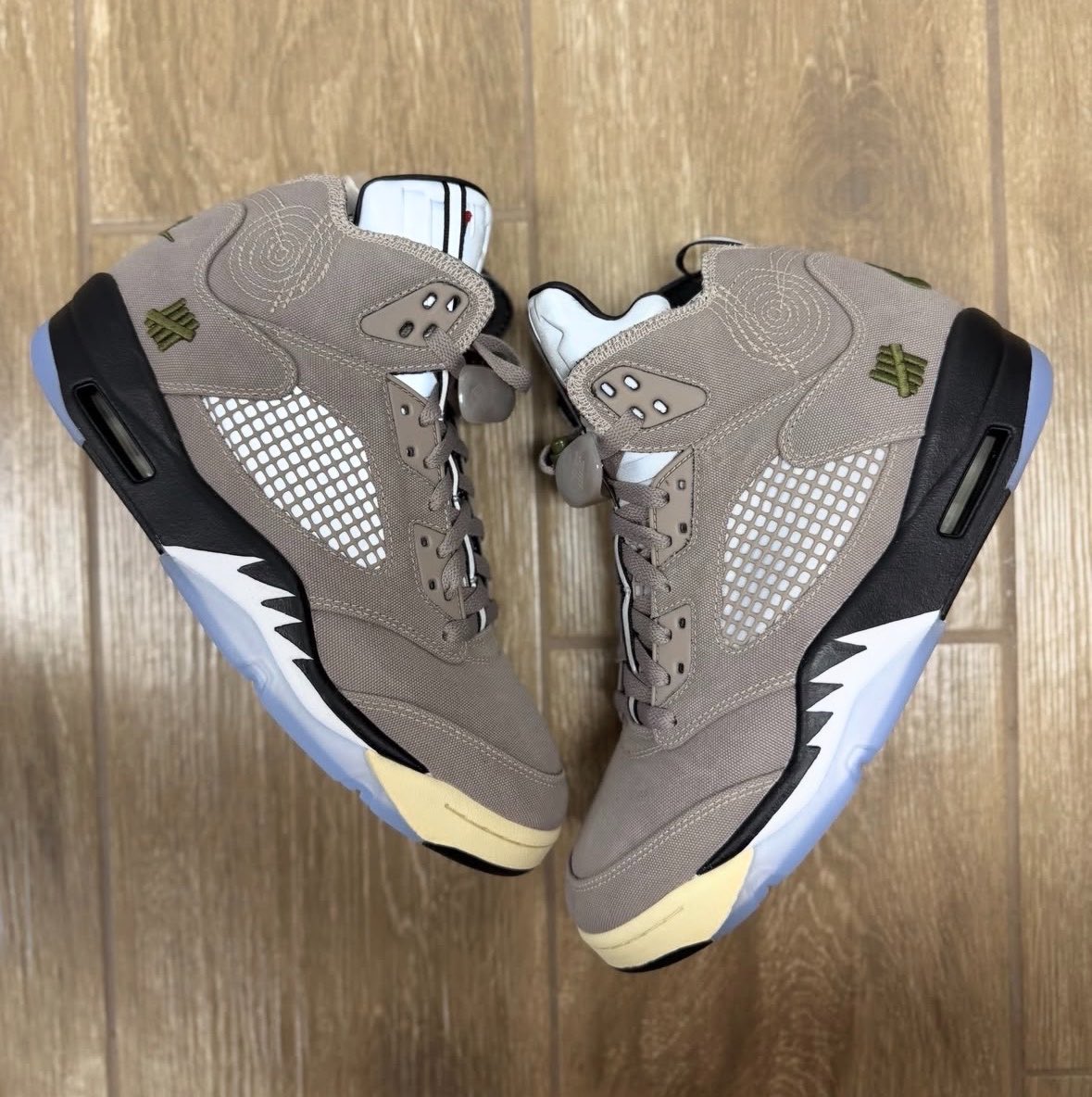 Ovrnundr's tweet photo. UNDEFEATED x Air Jordan 5 "Moon Fossil" 

• $230 
• February 18th (2027) https://t.co/vXk7Pb2eeR
