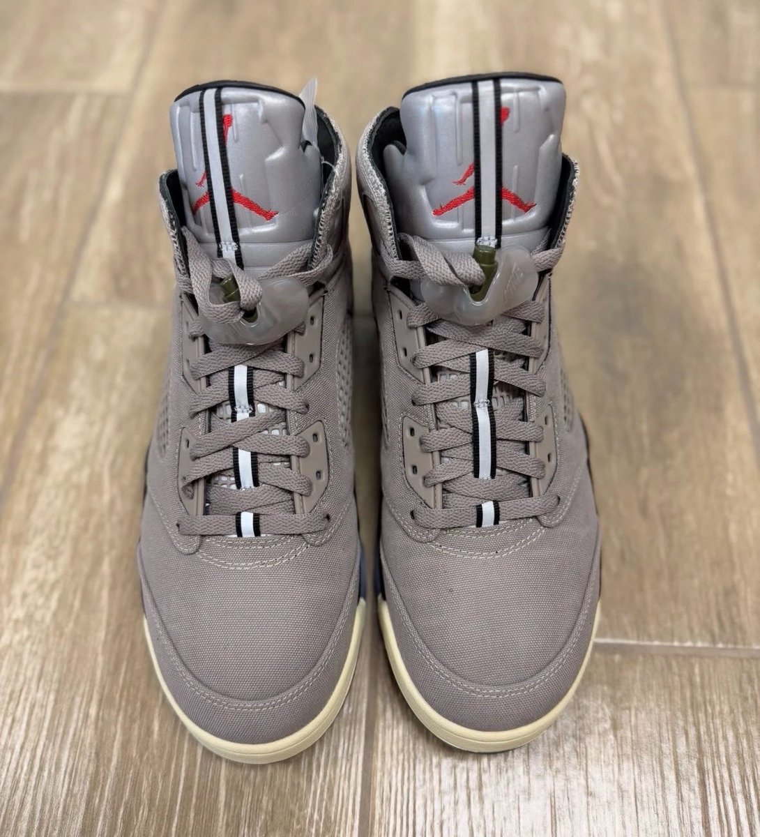 Ovrnundr's tweet photo. UNDEFEATED x Air Jordan 5 "Moon Fossil" 

• $230 
• February 18th (2027) https://t.co/vXk7Pb2eeR