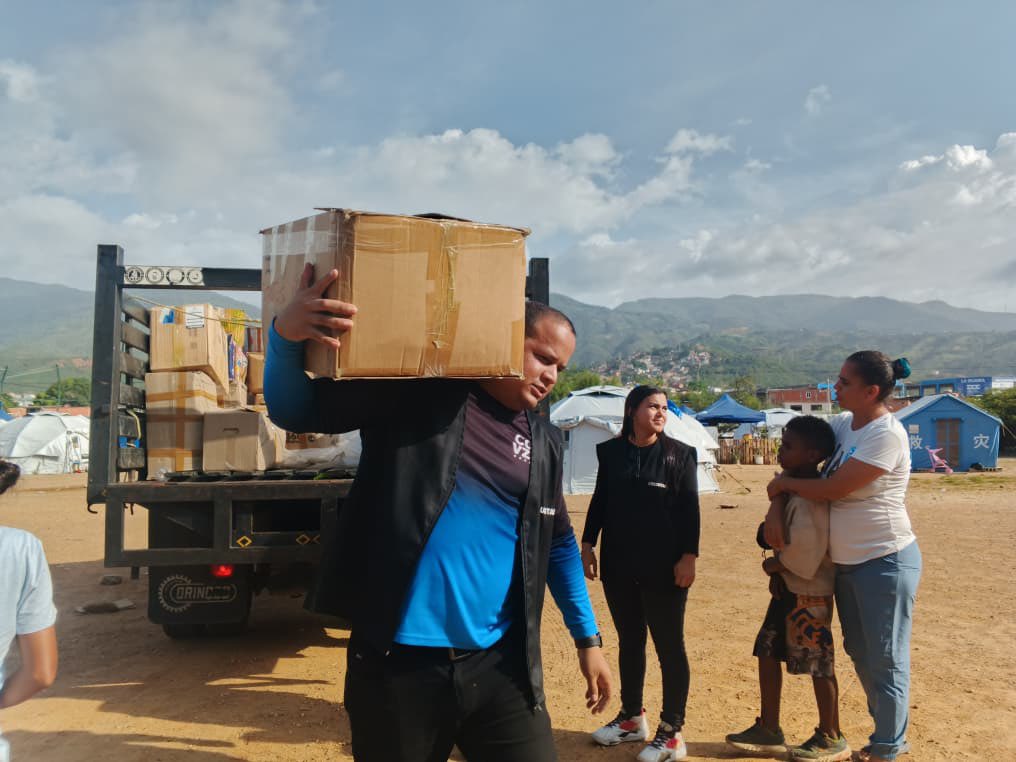 VenteDDHH's tweet photo. En el sector El Campito, en Urimare, #Vargas, estuvimos mano a mano con las familias afectadas por los terremotos, acompañándolas y llevando apoyo en medio de esta difícil situación.

Nuestro operativo continúa al lado de los venezolanos, porque estar presentes también es una forma de reconstruir. Nos levantamos juntos.

#TodosConVzla 🇻🇪