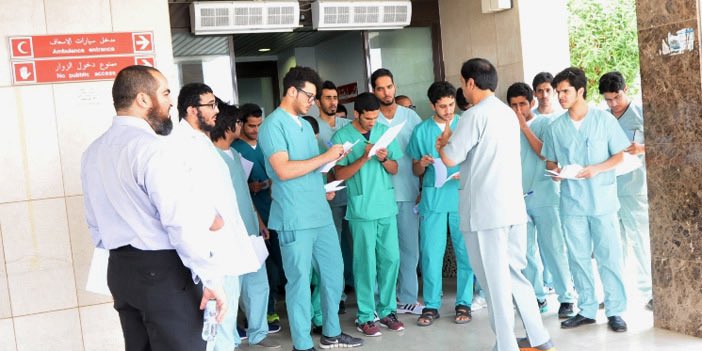 athoaktv's tweet photo. ليش الطلاب يتوجهون للطب رغم إن التعيين معروف وضعه وماكو فرص كافية؟ ليش ما تختارون أقسام وتخصصات ثانية بيها فرص أفضل؟
الدولة عاجزة عن استيعاب كل خريجي الطب، ومع هذا نشوف مظاهرات ومطالبات بالتعيين. والله السالفة تقهر!
للطلاب الجدد: حاولوا تختارون تخصصات ثانية إلها مستقبل وفرص عمل https://t.co/whrMV7e5Kh