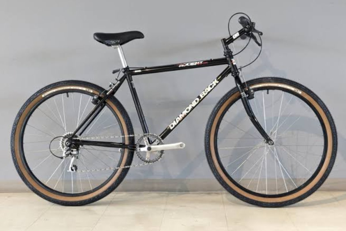PCD_110's tweet photo. おはようございます。

久々に自転車を落札しちまった😮
フレームだけだけど😅

手持ち部品を調べると…
とりあえず後輪がない😨
（あとはあった😅）
でも組合せられない物もあるし
それをあれこれ考えるのは
（出来合いの物を与えられたことしかない若い奴らの知らない）
至福の時、ではある😉💕 https://t.co/My6mlcRtfd