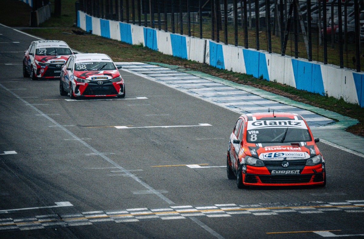 ACSuperturismo's tweet photo. De P19 a P4 🏁🔥

Joaquín Vita cerró un gran fin de semana en El Pinar con una remontada de 15 posiciones para terminar entre los protagonistas.
-
#SuperturismoUruguayo #SuperturismoUY #AutomovilismoUruguayo #PilotosUY #CarrerasUY https://t.co/1E4X3xWpMq