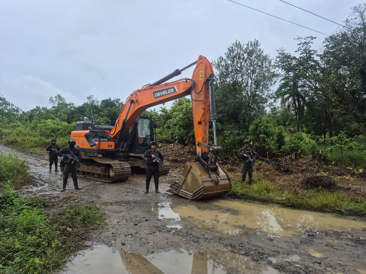 Ejercito_Div7's tweet photo. #ContundenciaOperacional l En el municipio de #Lloró, #Chocó, el Batallón de Infantería N.12 Primero de Línea de la #Brigada15, con el apoyo de la Brigada Contra la Explotación Ilícita de Yacimientos Mineros, el Batallón de Seguridad Civil N.°4, y en coordinación con la @PoliciaColombia, intervino 2 unidades de producción minera e incautó dos máquinas excavadoras, avaluadas en aproximadamente $900 millones de pesos. 

La maquinaria amarilla tendría una capacidad estimada de producir 6.000 gramos de oro al mes, equivalentes a más de $2.600 millones de pesos en el comercio ilegal, afectando las rentas criminales del grupo armado organizado ELN.

Posterior a su incautación, la maquinaria utilizada en el proceso de extracción de oro, será puesta a disposición de la @GobChoco, de acuerdo a las órdenes presidenciales de la extinción de dominio, para apoyar las labores de mantenimiento y reconstrucción de las zonas afectadas por el terremoto que tuvo lugar el pasado 10 de agosto en el territorio nacional. 

Como @COL_EJERCITO, continuamos protegiendo los recursos naturales, debilitando las economías ilícitas y poniendo a disposición de la población civil todas nuestras capacidades operacionales.

#PatriaHonorLealtad
#NuestroCompromisoEs🇨🇴