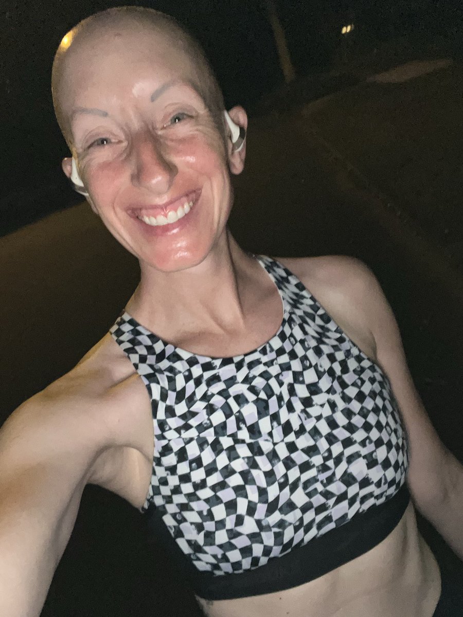 lindSAYhanNAH3's tweet photo. Just under 14 weeks until the @Philly_Marathon 👟💙 the weeks are truly flying by, feeling good, adding in speed work and loving the feeling. Running is hard, but I am grateful I get to run! Here’s to another week of laying the 🧱 https://t.co/jyzuEQauOj