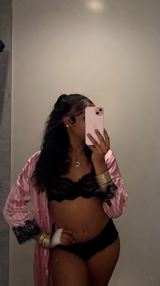 llibratt's tweet photo. love me a good mirror pic 💘 https://t.co/tJibffcY8l