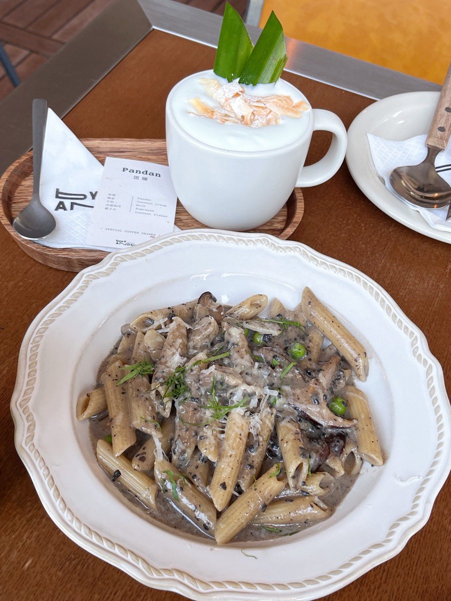 hsmomof2's tweet photo. Just discovered the most insanely creamy truffle mushroom pasta at that tiny café on 5th St — every bite feels like a warm, umami hug, 10/10 would come back tonight! https://t.co/94CCr8JGzx