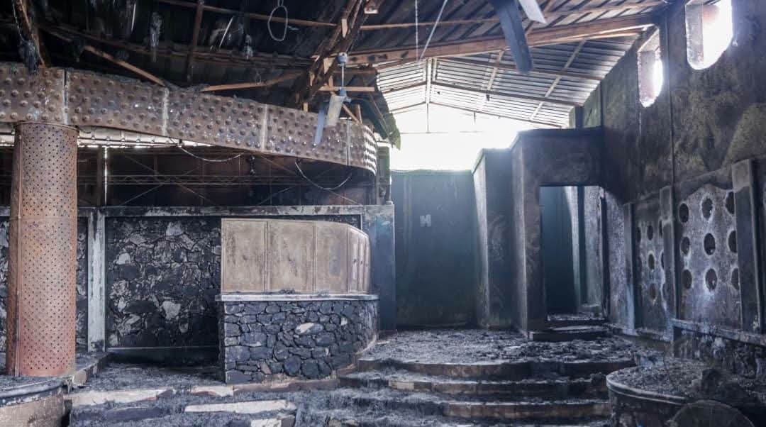 BasenVerite's tweet photo. Un incendie a endommagé l’#Iguana #Café, dans la nuit du 15 au 16 août 2026. Le #night-club, situé sur la route de #Canapé-Vert, a été touché par les #flammes durant la nuit. D’après les #informations, le feu serait parti d’#ordures #brûlées près de l’établissement. Le propriétaire, #Georges #Duperval, est sorti blessé, souffrant de brûlures au #deuxième degré et reçoit des #soins dans un #hôpital de la #capitale.
#Basen_Verite