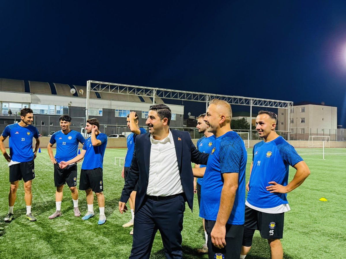 EYLDRM41's tweet photo. Bugün ilçemizde faaliyet gösteren Dilovası Spor Kulübümüzün yeni sezon ilk antrenmanına ekip arkadaşlarımızla birlikte katılım sağladık.

Genç sporcu kardeşlerimize yeni sezonda başarılar diledik. Geçmişte olduğu gibi bundan sonra da her zaman yanlarında olacağımızın sözünü verdik. 

Allah birlik ve beraberliğimizi daim etsin. Gençlerimiz geleceğimizin teminatıdır.

Gelecek için hep birlikte başaracağız !