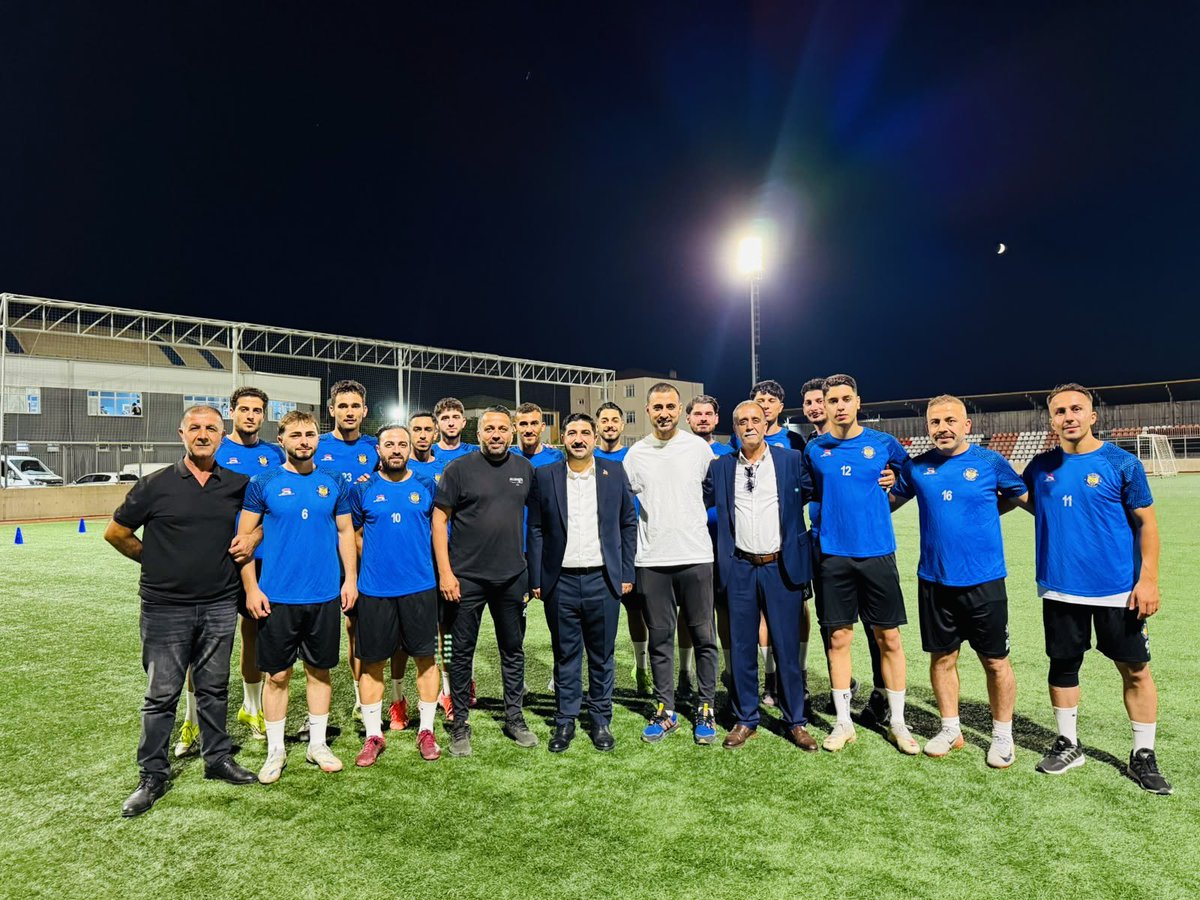 EYLDRM41's tweet photo. Bugün ilçemizde faaliyet gösteren Dilovası Spor Kulübümüzün yeni sezon ilk antrenmanına ekip arkadaşlarımızla birlikte katılım sağladık.

Genç sporcu kardeşlerimize yeni sezonda başarılar diledik. Geçmişte olduğu gibi bundan sonra da her zaman yanlarında olacağımızın sözünü verdik. 

Allah birlik ve beraberliğimizi daim etsin. Gençlerimiz geleceğimizin teminatıdır.

Gelecek için hep birlikte başaracağız !