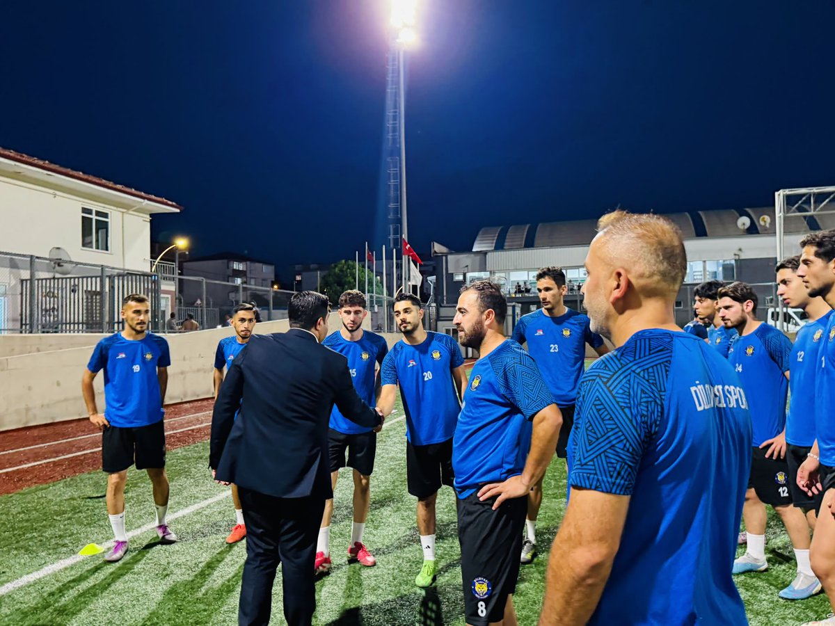 EYLDRM41's tweet photo. Bugün ilçemizde faaliyet gösteren Dilovası Spor Kulübümüzün yeni sezon ilk antrenmanına ekip arkadaşlarımızla birlikte katılım sağladık.

Genç sporcu kardeşlerimize yeni sezonda başarılar diledik. Geçmişte olduğu gibi bundan sonra da her zaman yanlarında olacağımızın sözünü verdik. 

Allah birlik ve beraberliğimizi daim etsin. Gençlerimiz geleceğimizin teminatıdır.

Gelecek için hep birlikte başaracağız !
