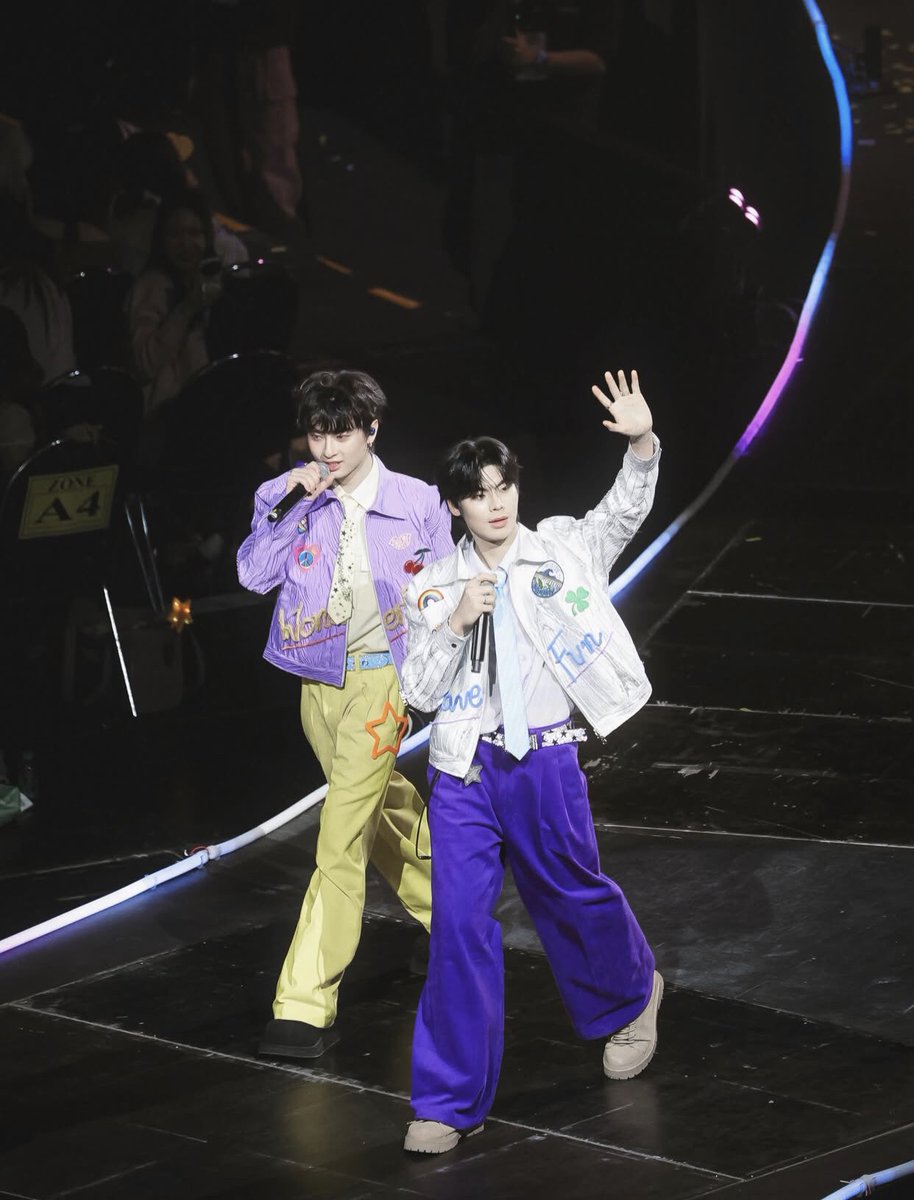 theewavezone's tweet photo. these TheeWave pictures they’re so precious🧡💛💜🤍

#theewave https://t.co/WKhYzaFCBf