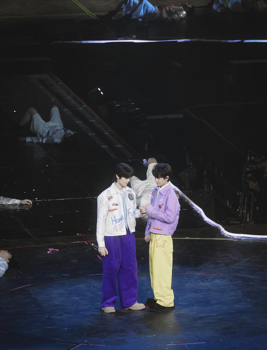 theewavezone's tweet photo. these TheeWave pictures they’re so precious🧡💛💜🤍

#theewave https://t.co/WKhYzaFCBf