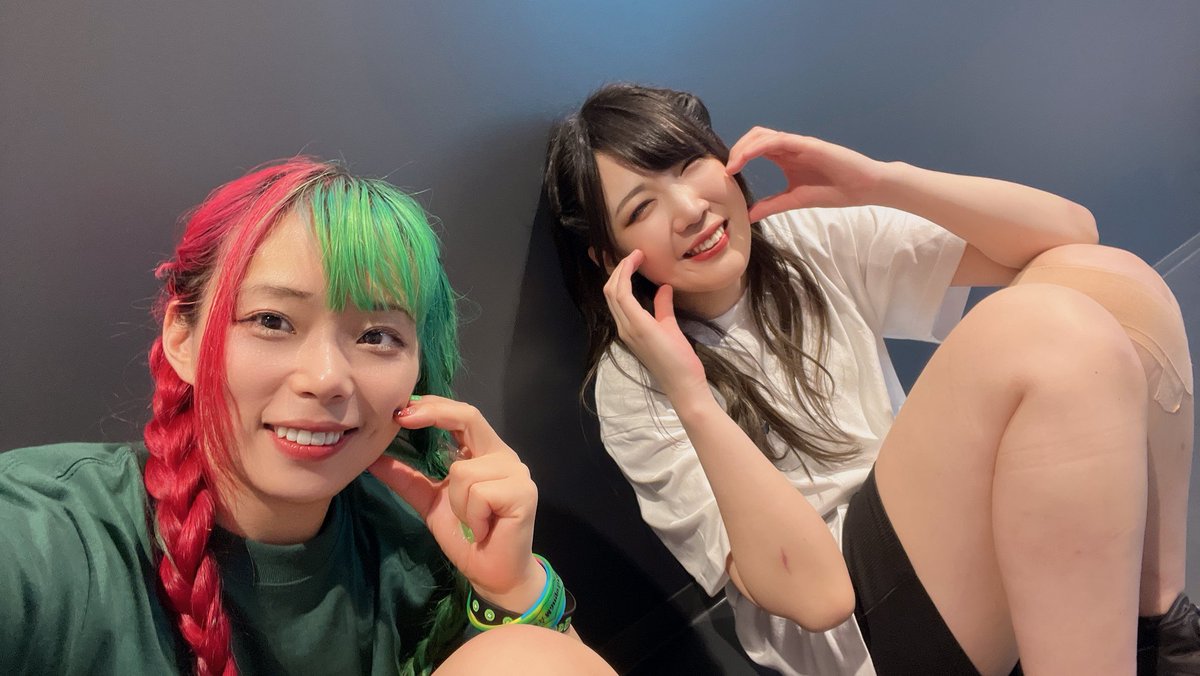 Mizm0ri's tweet photo. ファイトー🔥いっぱいん🍍
トロピカルCが熊本地震募金活動行います‼️
ロビー混み合うと思いますが、
並ばずにすぐ入れれる募金箱も用意しておりますので、お時間ない方もぜひよろしくお願いします。

PS.これいつの写真だー⁉︎今日は久しぶりに横に並ぶね。よろしね✨#がまだせ熊本 https://t.co/BYzBF3Pstc