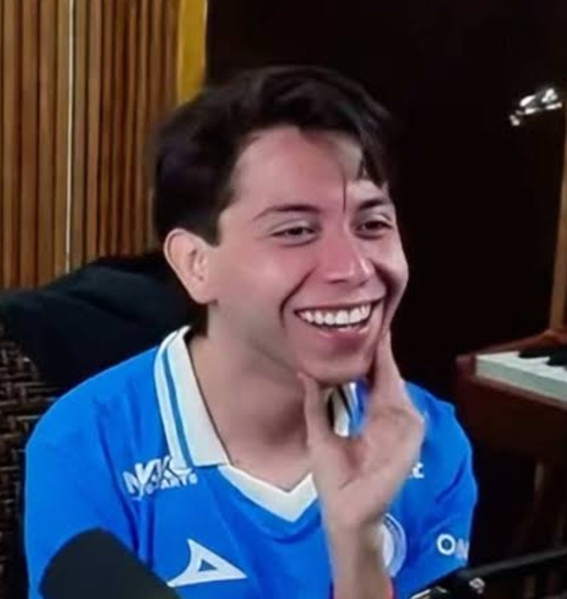 LuisAzulO5O7's tweet photo. Mucha funada a Santiago pero por qué nadie habla de que le salvo la chamba a Mafer Pons después del ridículo historico del 10-0 mientras ella andaba de vacaciones.

Ahorita Velázquez ni de pedo se atrevería a correr a Mafer porque de misogino no lo bajarían https://t.co/wg122byF45
