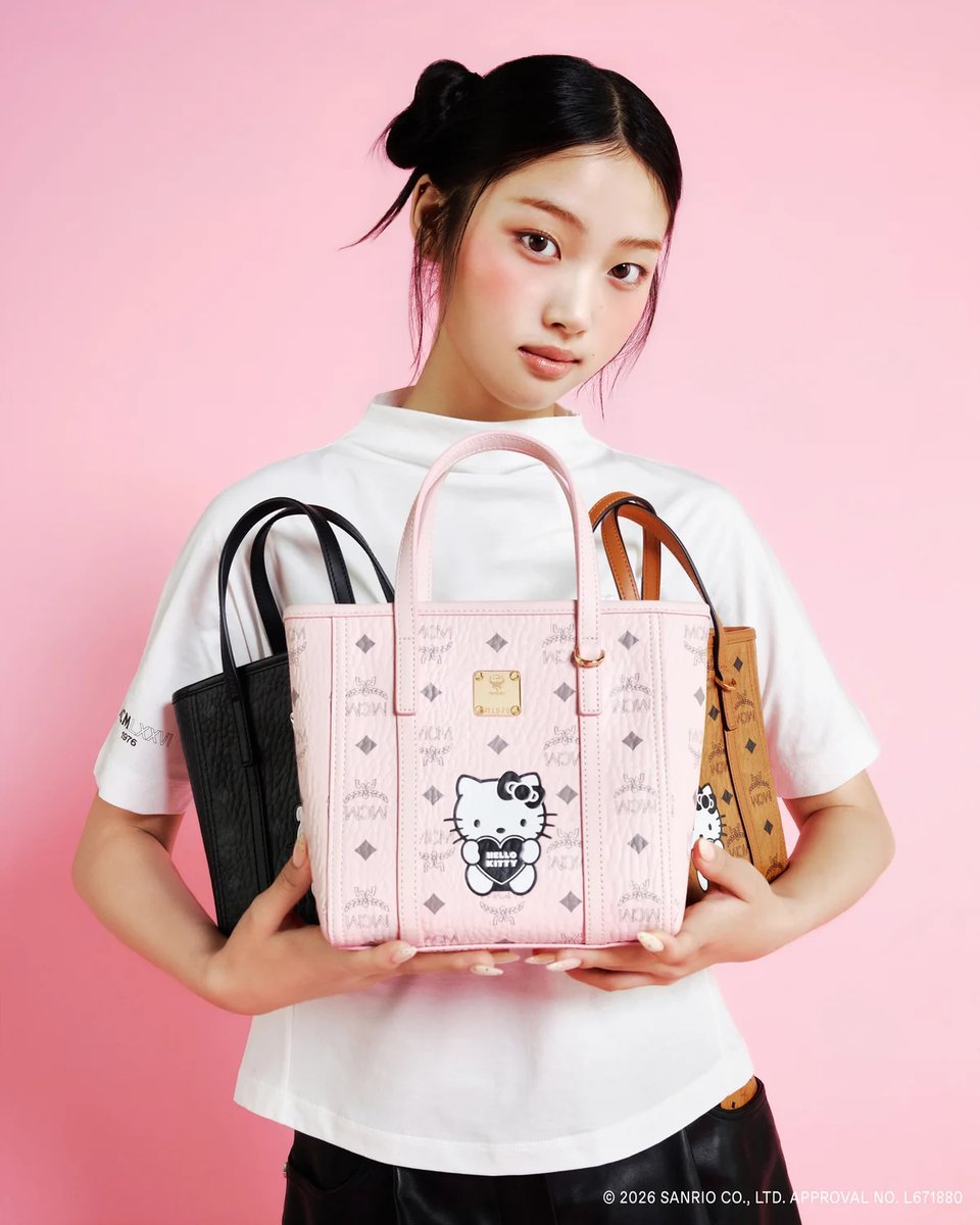 SPUR_magazine's tweet photo. 創業50周年を迎えた【MCM】と、世界中で愛されているハローキティのコラボ第2弾を発売！
トートバッグやウォレットなど、日本限定のアイテムが豊富にラインナップ 
#PR 
https://t.co/FBFocgmXkB https://t.co/7oV1f54i2Z