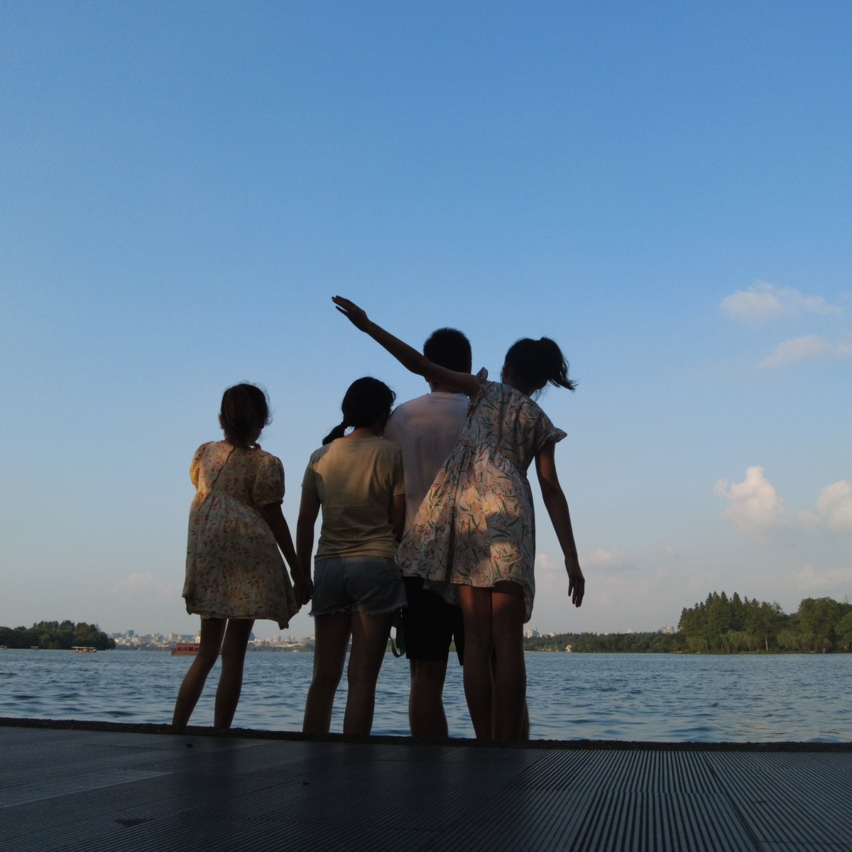_Jxmxs's tweet photo. Hey campus! Our Photography Club’s sunset photoshoot is this Sat at 5PM by the lake—bring your camera/phone, no skills needed! Free snacks u0026 fun shots guaranteed. Tag a friend to join https://t.co/2J81tbsUSP