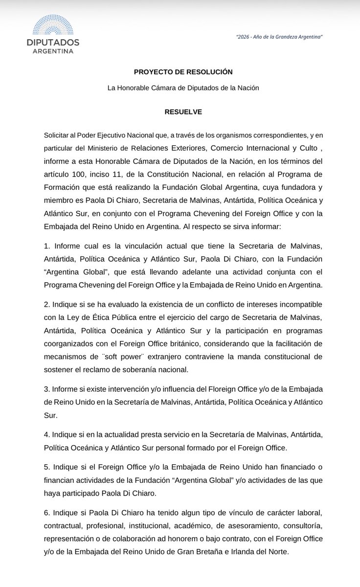 aguspropatoarg's tweet photo. Una vez más, la política anglófila y cipaya aparece desde la propia Secretaría de Malvinas. Paola Di Chiaro no es un hecho aislado: es una pieza clave en la implementación de la "doctrina Plaza".

Mariana Plaza, embajadora argentina en el Reino Unido, no hace más que concesiones que favorecen la ocupación británica y la explotación ilegal de nuestros recursos naturales estratégicos en la Plataforma Continental.

Son topos de la estrategia del Soft Power británico. Antes vinieron con la versión “Conociendo a los vecinos de Malvinas”, y ahora lo hacen a través del curso de formación de líderes “Future Leaders”.

¿En qué consiste la maniobra? La fundación "Argentina Global" (fundada por la propia Di Chiaro) coorganiza este programa nada menos que con el Foreign Office y la Embajada del Reino Unido en Argentina. Forman dirigentes argentinos con el auspicio de la potencia ocupante.

Trabajar con y para el gobierno británico desde el área encargada de sostener el reclamo soberano es una afrenta directa a la Cláusula Transitoria 1ª de la Constitución Nacional. Presentamos un pedido de informes y un repudio formal en la Cámara de Diputados.

La Soberanía Nacional no se negocia, se defiende!