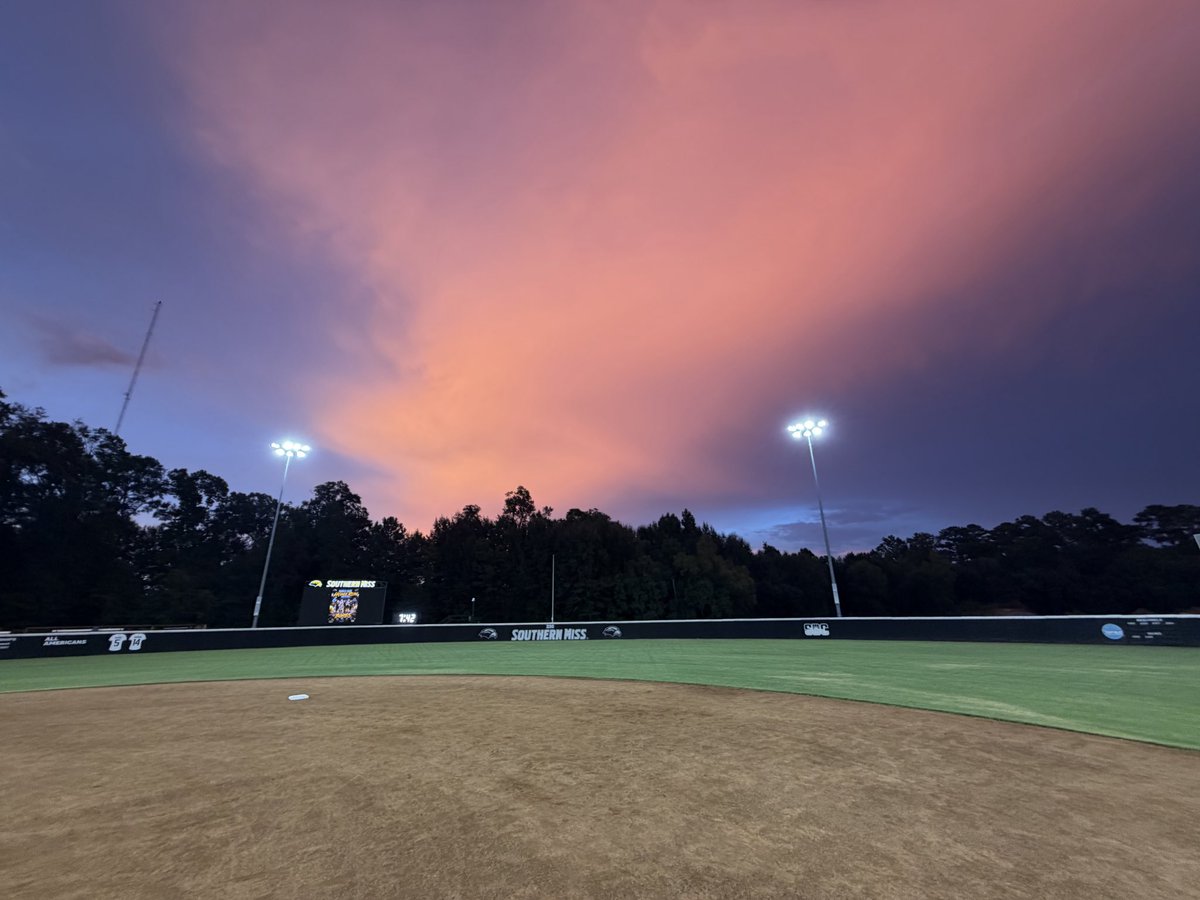 ctosh01's tweet photo. Not a bad backdrop from last night’s Little Eagle Camp 🌅 https://t.co/HAHqYANxL2