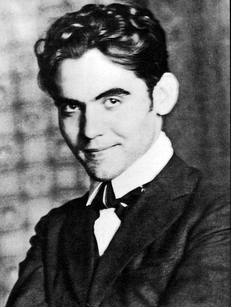 ElImperialEsp's tweet photo. 📜 𝐇𝐈𝐒𝐓𝐎𝐑𝐈𝐀 | Tal día como hoy de hace 90 años fue trágicamente asesinado Federico García Lorca, uno de los mejores poetas de la historia de España.
Amigo personal de José Antonio Primo de Rivera, con el cuál coincidió varias veces, llegando a escribirle en una ocasión «Federico, ¿no crees que con tus monos azules y nuestras camisas azules se podría hacer una España mejor?». Huyó del Madrid del Frente Popular el 13 de julio de 1936, tras el asesinato de Calvo Sotelo, llegando a su Granada donde se escondió en la casa de los hermanos Rosales, uno de ellos José Rosales, Jefe Provincial de Falange Española de las J.O.N.S. en Granada.
La tarde del 16 de agosto es detenido bajo las órdenes de miembros de la CEDA, que eran derechistas y no "fascistas", como se suele decir, siendo finalmente asesinado, una detención motivada por la envidia y las rencillas personales. Y es que Lorca es encontrado gracias a los datos aportados por los Roldán y los Alba, dos familias que detestaban a los García, pues D. Federico García, padre del poeta, había hundido económicamente a los Roldán mediante ciertas jugadas financieras relacionadas con sus tierras. 
Mientras tanto los Alba querían vengarse de Lorca por haberse inspirado en su familia para escribir la famosa obra La casa de Bernarda Alba, basándose en sus vidas y retratando a algunos personajes, a quienes ni siquiera cambió los nombres, como horribles personas. Esto fue considerado por los Alba como una humillación que decidieron cobrarse de la más terrible forma: El asesinato de Lorca.
Los Roldán y los Alba se unen a través del abogado penalista de confianza y el representante legal de ambas familias en todos los pleitos de tierras, aguas y herencias que arrastraban contra el padre de Federico, Juan Luis Trescastro (CEDA), quién fue finalmente verdugo del granadino.
Como dijo Luis Hurtado Álvarez, nos asesinaron al mejor poeta de la España imperial. Y nos lo asesinaron gracias al odio alimentado por las izquierdas, que hoy quieren robar a la histórica figura de Lorca.