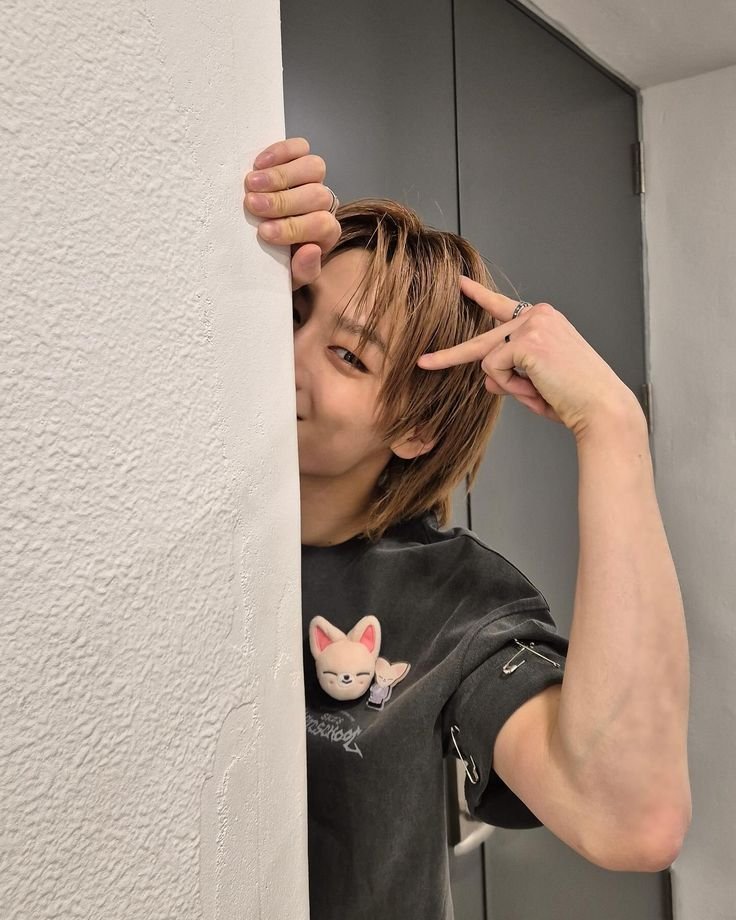 mnhhktty's tweet photo. 🦊 always feels awkward at fanmeet because he’s used to using his ears and tails differently

#skzporn #skznsfw #kpopporn #kpopnsfw https://t.co/kQD0MMWRB6