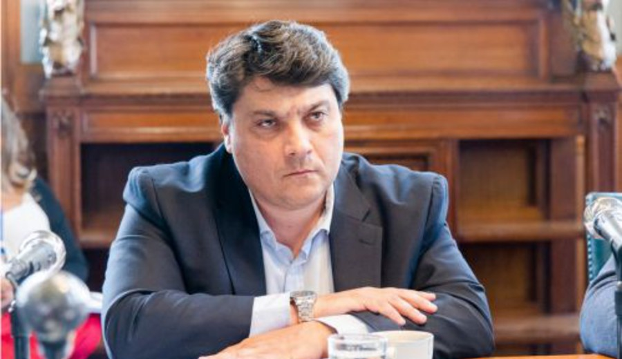 CronicasDelEste's tweet photo. PABLO LANZ ASESOR DE DIRECTOR BOUVIER EN AFE GANA 160 PALOS POR MES ¿VA A TRABAJAR O SE PASA EN FLORIDA?
Político de Florida, ex Vice de ANTEL y fue senador.
No tiene experiencia en ferrocarriles y nadie sabe en qué lo asesora al director del ente. 
Robert Bouvier además tiene otro asesor por 130 palos, otro por 68 y otro por otros 130 palos más.... ¿Qué tal? 
Todos son colorados de la lista 10 de Pedro, el mismo que reclama austeridad a los demás.
Seguimos investigando: ¿Lanz va a trabajar a las oficinas de AFE o se la pasa haciendo política en Florida? Una fuente de AFE dijo a Crónicas del Este que nunca lo vieron por el ente. 
Seguiremos buscando datos....