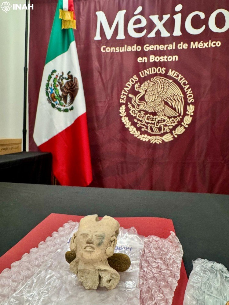 INAHmx's tweet photo. #ÚLTIMAHORA 🚨 El consulado de México en Boston, Estados Unidos, recibe 1,132 bienes culturales restituidos

El proceso de entrega voluntaria fue impulsado por el profesor y arqueólogo de la Farmington High School, Jeremy Pilver

Lee: https://t.co/ow0kYuh2WT

📸 @SRE_mx https://t.co/LVBSDe4Kch