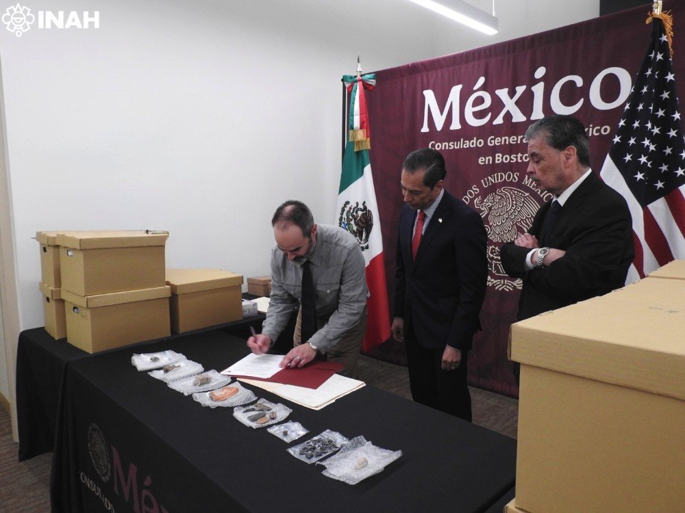 INAHmx's tweet photo. #ÚLTIMAHORA 🚨 El consulado de México en Boston, Estados Unidos, recibe 1,132 bienes culturales restituidos

El proceso de entrega voluntaria fue impulsado por el profesor y arqueólogo de la Farmington High School, Jeremy Pilver

Lee: https://t.co/ow0kYuh2WT

📸 @SRE_mx https://t.co/LVBSDe4Kch