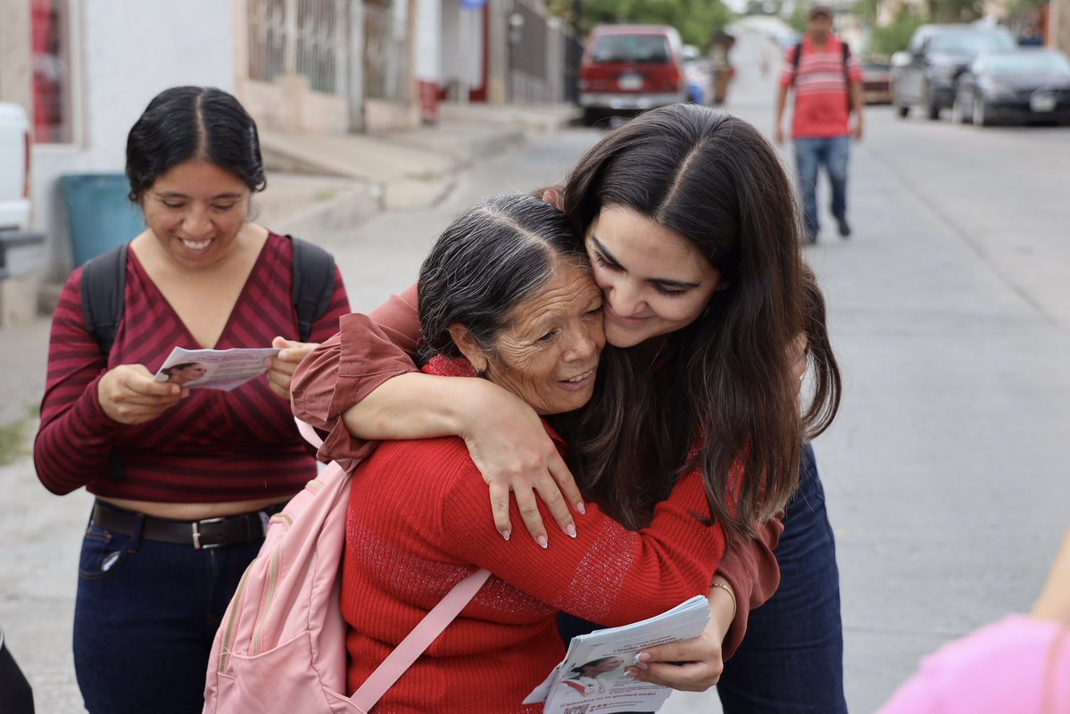 AndreaChavezTre's tweet photo. Hoy fue un día intenso, de esos que tanto nos gustan, en la capital de nuestro estado.

Tras recorrer la Colonia Lealtad I platicando con las y los vecinos, atendimos cinco entrevistas en medios de comunicación, para que nuestro proyecto llegue a todos los hogares de Chihuahua. https://t.co/mOhsxl8fcX