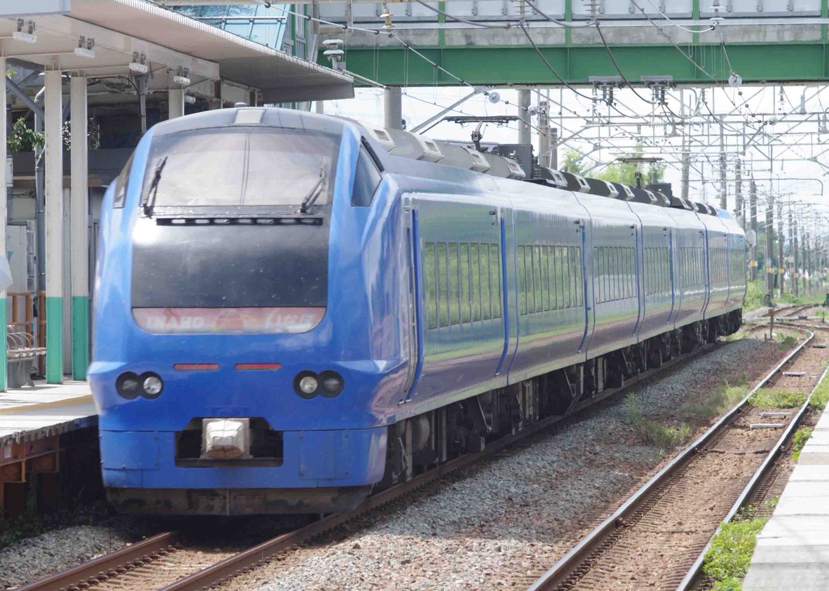215e231e233's tweet photo. 8月15日　白新線　早通駅で撮影
E653系1000番台　瑠璃色　いなほ52号　新潟行き　後追いも
E653系1000番台　いなほ5号　秋田行き　後追いも
#E653系 https://t.co/oLjxulzysG