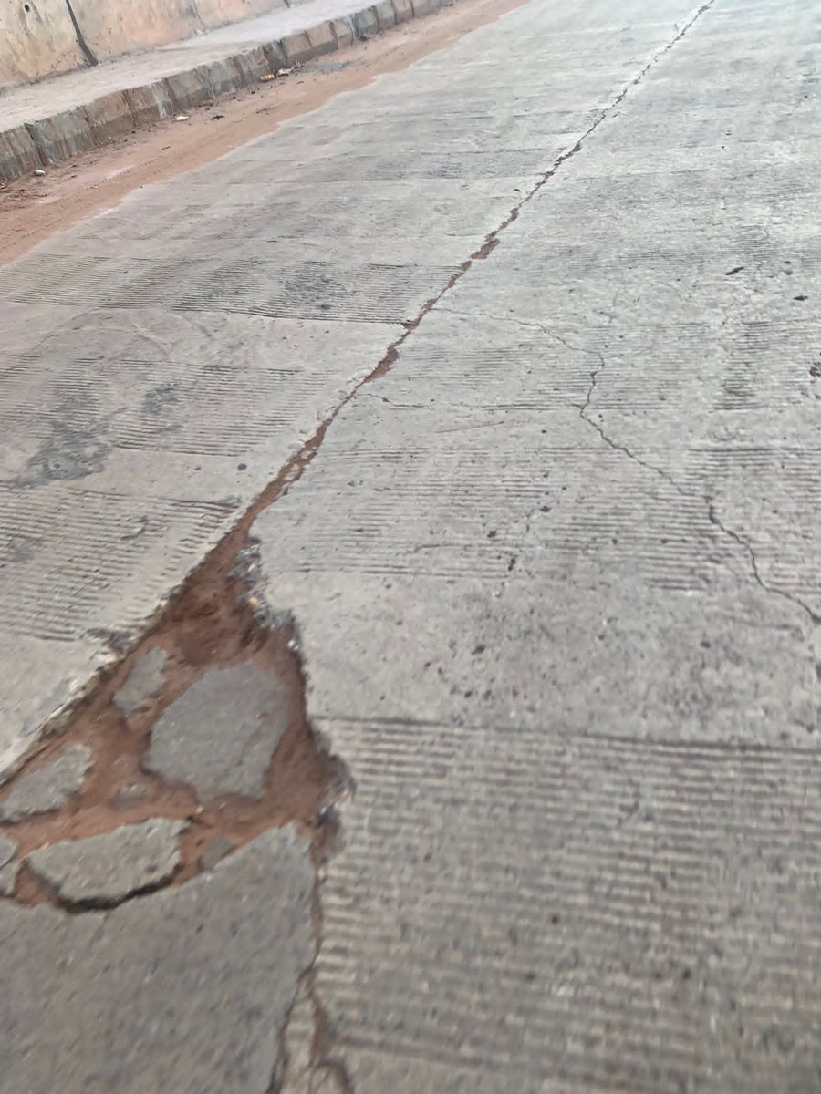 Lolytech08065's tweet photo. I don’t know who came up with the idea of using cement for road construction in Nigeria, but personally, I feel our conventional method of road construction would have been a better option
Here in Ekpoma, we are already seeing parts of the expressway road beginning to break down https://t.co/tz0Zq9Hr6c