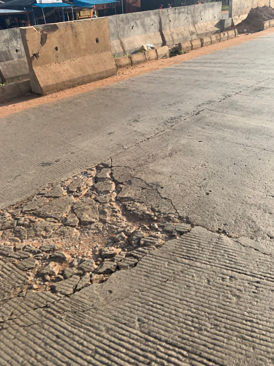 Lolytech08065's tweet photo. I don’t know who came up with the idea of using cement for road construction in Nigeria, but personally, I feel our conventional method of road construction would have been a better option
Here in Ekpoma, we are already seeing parts of the expressway road beginning to break down https://t.co/tz0Zq9Hr6c